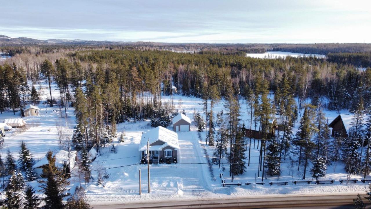Le Chalet De Claude, Au Pied Des Monts-Valin Saint-David-de-Falardeau Eksteriør bilde